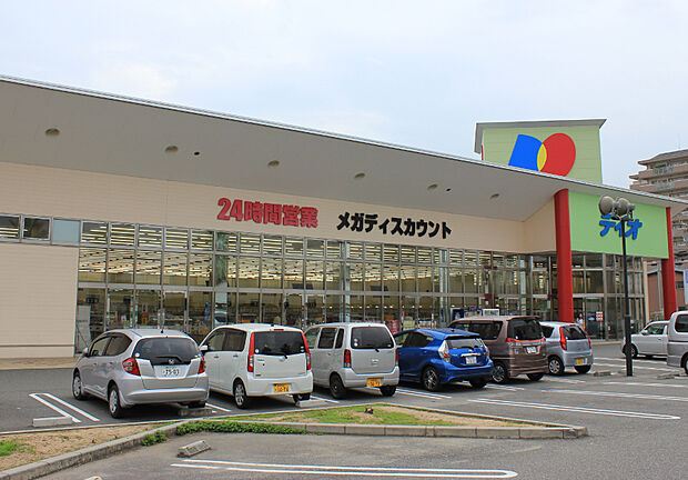 【様々な買い物施設が充実】24時間営業でコンビニ感覚で利用できるスーパー「ディオ明石店」をはじめ、コンビニ、ドラッグストアが徒歩10分圏内!イオン土山店などの大型商業施設も利用しやすい距離です。