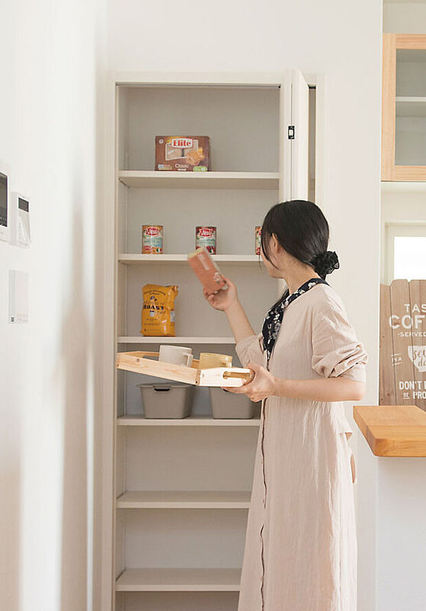 食品や飲料、調理器具をまとめて収納できるパントリー。棚ごとに分類でき、在庫の確認や出し入れもスムーズです。まとめ買いや備蓄にも役立ち、扉を閉めれば生活感を隠して、キッチンをすっきり美しく保てます。