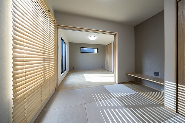 【【2階約6.52帖主寝室、約3.41帖和室/当社施工例】】ベッドを置いて楽な姿勢でお休みいただける洋室と、足触りの良い畳の上でゴロゴロと寛げる和室が隣接!お好みのスタイルで寛げる空間です。/建物価格:2504.5万円、建物面積95.22m2、4LDK