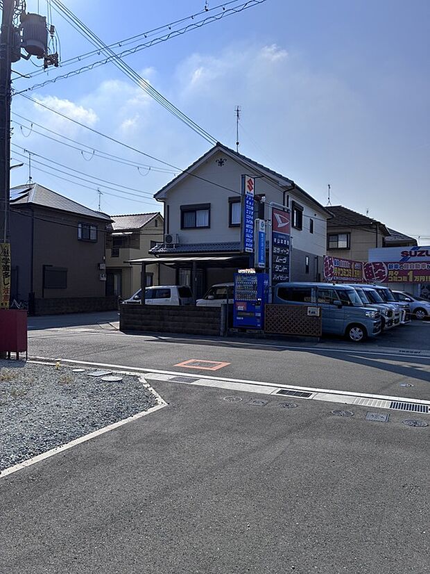 【【現地写真】】分譲地内に専用道路があるため、ゆっくりと車庫入れが可能です。