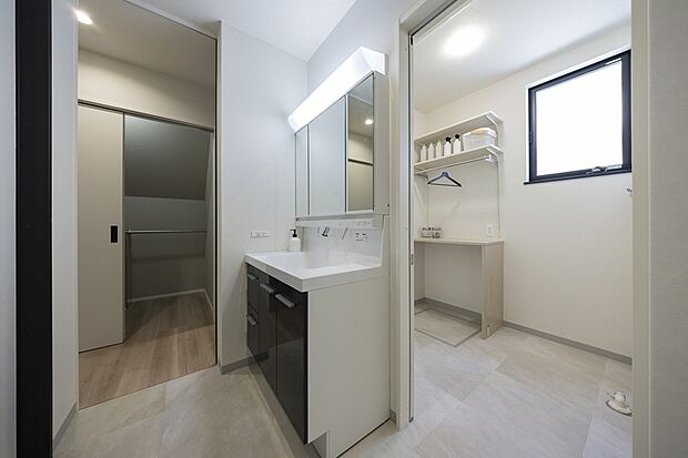 【【1階洗面所・脱衣所/3号地モデルハウス】】洗面所は玄関、ダイニングのどちらからも出入りができ、脱衣所と別々に。1階ホールを挟んで向かいにFCLがあり、帰宅時に上着を掛けたり、乾いた洗濯物を収納することも◎