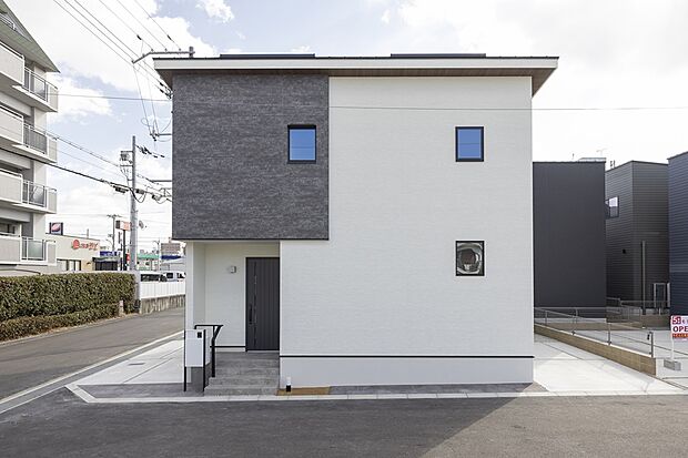【【外観/当社施工例】】近隣モデルハウスを公開中です。飽きのこないシンプルモダンな外観デザイン。ぜひ実際の暮らしをイメージしながら、ご見学ください。/建物価格2223.7万円、建物面積95.84m2、4LDK