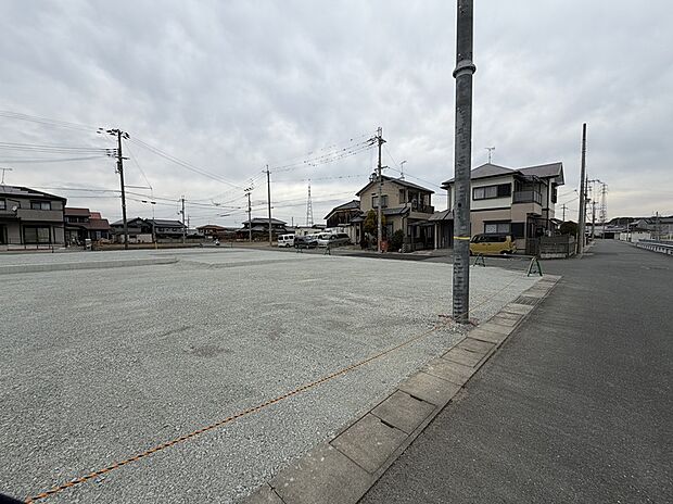 【■約6m道路で車の出入りもスムーズ■】分譲地内道路は約6m幅を確保。車のすれ違いや駐車時の出入りもしやすく、毎日の車移動が快適です。ゆとりある道路計画で、来客時にも安心感があります。運転が苦手な方にも嬉しい街区で、安心です。