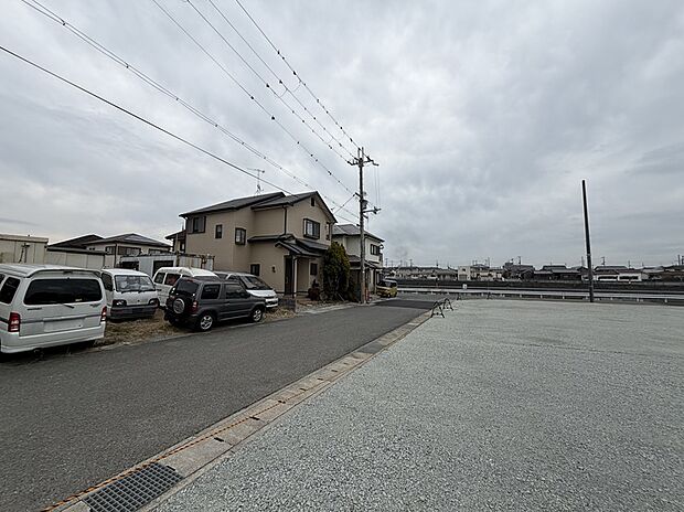 【■空の広がりを感じる開放的な街並み■】周辺には低層の住宅が並び、空の広がりを感じられる開放的な街並みです。敷地の形状も把握しやすく、住まいの配置や駐車計画をイメージしやすい現地です。落ち着いた暮らしを望む方に適しています。