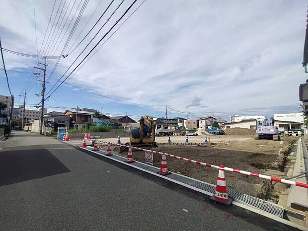 【【現地写真/2026年9月撮影】】団地内道路約6mを整備中の全4区画分譲地。敷地内の見通しにも配慮され、車の出入りやご家族の行き来もスムーズです。JR「加古川」駅徒歩約8分の便利な立地で、自由設計による理想の住まいをかなえられます。