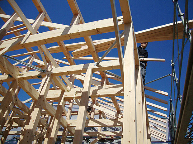 【【木造建築】】法律に基づいた「住宅性能表示制度」における耐震性能等級の最高等級である耐震等級3を取得。等級1で数百年に一度程度の地震に倒壊、崩壊しない新耐震基準を満たし、等級3は等級1の1.5倍の耐震性があります。

