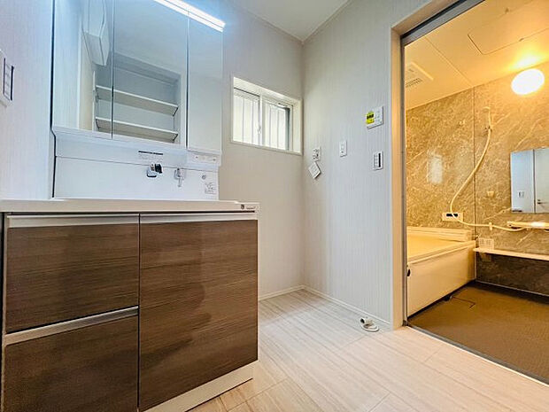 【B号棟：洗面室】ゆとりの洗面スペースと備え付けの収納で、忙しい朝の身支度もスムーズに。