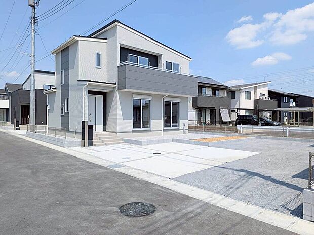 【7号棟:外観】内覧可能です。広々とした駐車スペースは、5台分のゆとりがあります。