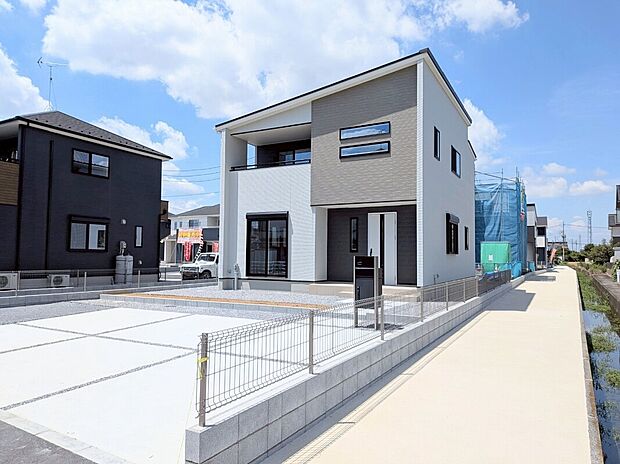 【8号棟:外観】建物完成。内覧可能です。街並みに映える佇まいです。