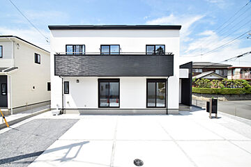 ＜熊谷市妻沼＞幼稚園・小学校まで徒歩5分、買い物施設も近くに揃う便利な立地 外観