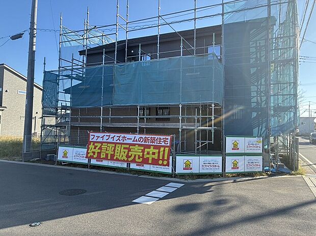 黒すぎないブラックの外壁をベースに、木目調ブラウンと柔らかいブラウンがアクセントのモダンな外観。落ち着いた住宅街に溶け込みつつ、お友達に自慢したくなるようなオシャレなデザイン。※現地写真にパースを合成