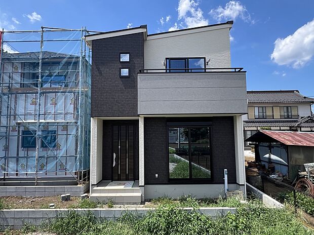 【5号棟　外観】
長年住み続けても飽きのこない、シンプルな外観に仕上げました。