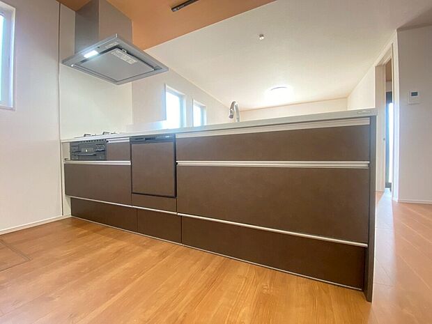 【フルフラットキッチン】
フルフラットの対面式キッチンはお子様の様子を見ながらお料理できます！キッチンには食洗器が備え付け♪