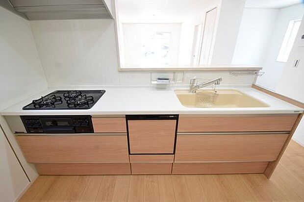 【キッチン】
人気のトクラス製キッチンを採用!人造大理石のワークトップは、見た目の高級感はもちろん耐久性も良好!シンクもメラミン素材で水垢も付きにくい!食洗機と最下段まである収納も自慢です♪