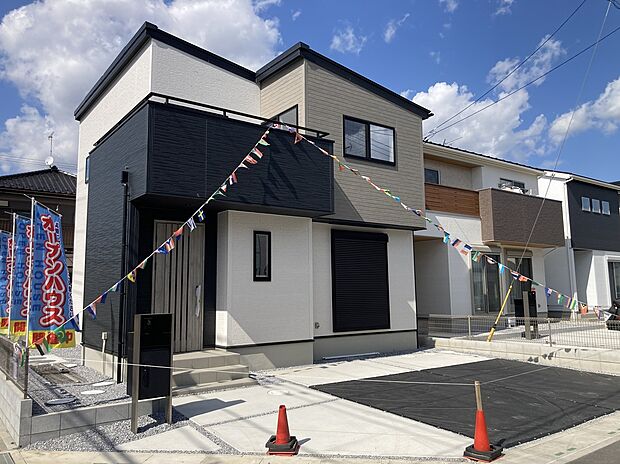 【1号棟　外観】
ホワイト×ブラック×シルバーのモノトーンカラーでまとめたスタイリッシュで洗練された外観デザインです。