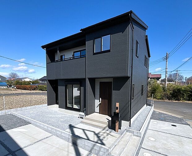 【外観】
チャコールの外壁をベースにホワイトとグレーの外壁を張り分けた重厚感のあるデザインとなっております。