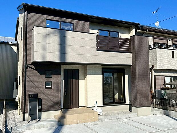 【2号棟:外観写真】落ち着いたカラーの洗練された外観デザインとなっております。