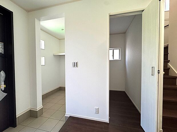 【2号棟:玄関収納】玄関には土間収納と納戸がございます。