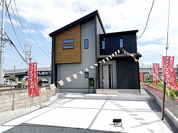 1号棟　現地写真
スタイリッシュな素材感の違うブラックとグレーの色合いが、凹凸を効果的に魅せ、ウッド調のアドブラウンが表情豊かな外観を創り出しています。