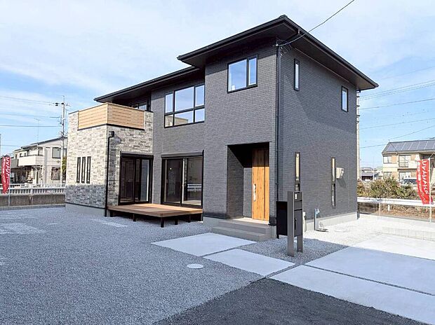 【外観】
落ち着いた色をベースにデザイン性のある外壁を張り分けた、オシャレな外観デザインとなっております