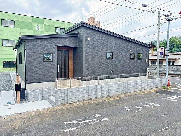 【外観】チャコールの外壁をベースにオークブラウンの外壁を張り分けたスタイリッシュなデザインです。