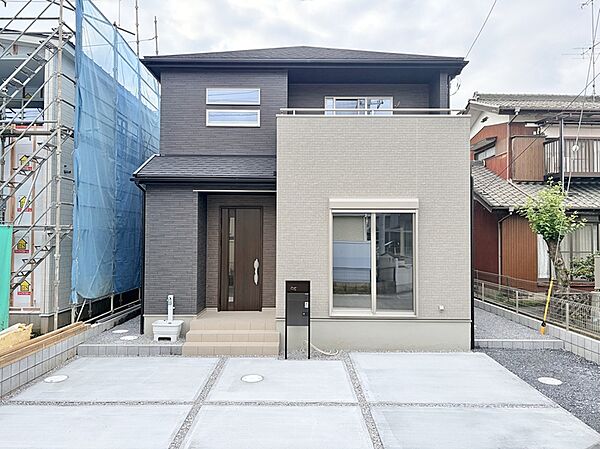 【5号棟　外観】
ダークトーンを基調に、明るい色の外壁を組み合わせた外観デザイン。モダンで上質な佇まいが街並みに映えます！
