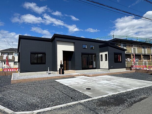 【2号棟 外観】広々とした駐車スペースのある住まい!