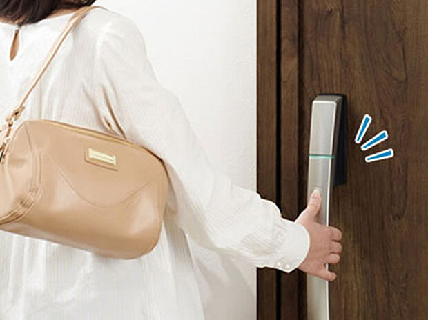 【スマートコントロールキー（YKK AP）】付属のリモコンキーは、カバンに入れた状態でワンタッチ開錠出来る優れもの。また非常用カギが内蔵されているので、停電時も安心してお使いいただけます。
