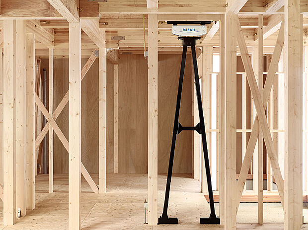 【【住友ゴム：MIRAIE】（制振装置）】住友ゴム独自の制震技術の結晶「高減衰ゴム」で、
MIRAIEは建物の揺れ幅を14回の加振に耐える制震性能を
実現します。
高減衰ゴムは、高層ビルや橋梁など幅広い分野で実用化されております。揺れを熱に変えて吸収する高減衰ゴムの可能性はますます広がっています。