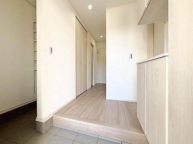 【【3号棟　玄関】】靴を40足以上収納できるシューズボックス付きの玄関スペース。広くゆとりのある空間となっております。