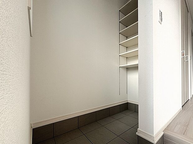 【【3号棟　土間収納】】シューズボックスの向かい側には土間収納を設置。ベビーカーや三輪車、傘などの雨具も収納できます。