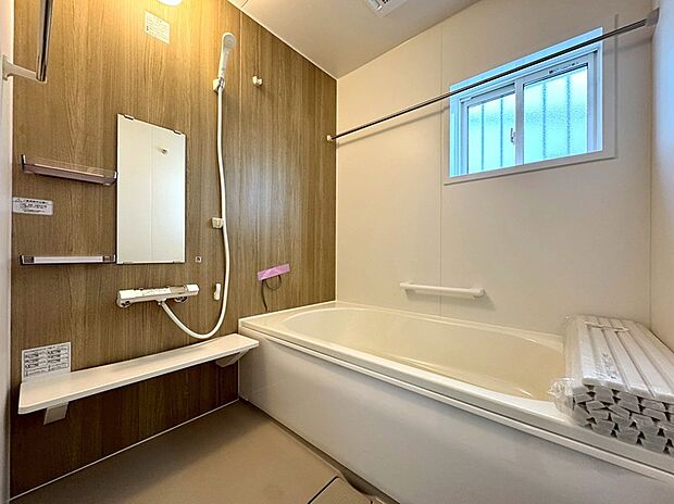 【【4号棟 浴室】】足を伸ばしてゆっくりと浸かれる浴槽の浴室。浴室暖房乾燥機付きなので雨の日や花粉の時期のお洗濯にも大活躍です。