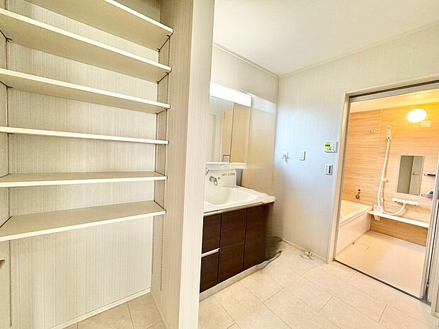 【3号棟 洗面所】16帖のリビングダイニングには6帖の洋室が続き間になっているので空間の広さが感じられます。※画像は実際の内観写真に家具をCG合成したものです。実際の物件に家具は配置されておりません。