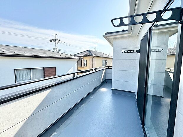 【3号棟 バルコニー】8帖と、6帖の2部屋から出入りできるバルコニーはお布団干しの時もそれぞれの部屋から出入りできて便利です。