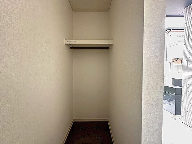 【1号棟 土間収納】玄関脇の土間収納にはBBQセットやゴルフバッグ等外遊びに使うものが収納できて便利です。