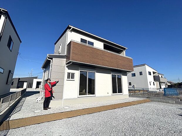 【【9号棟　外観】】（2025/11/15撮影）3色のナチュラルカラーの外壁を使用し、デザイン性をもたせる貼り分けを施しました！お洒落な注文住宅のような外観デザインです！