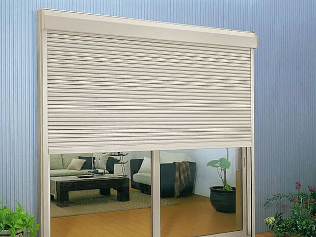 【【シャッター】】窓を大雨や強風から防護します。
遮熱・遮光・防音効果もあります。
防犯面では、窓ガラスを割って侵入するのを防ぎ、視覚的な効果も期待できます。