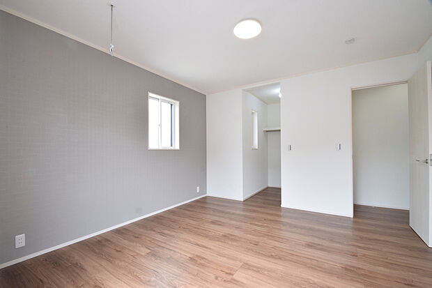 【【4号棟・主寝室】】グレーのアクセントクロスが高級感を演出する8帖の主寝室は、ダブルベッドとベビーベッドを横並びで配置できる広さ！広々としたウォークインクローゼットもございます。