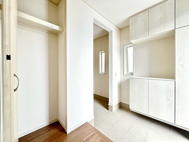 【【2号棟：玄関】】玄関は約60足の靴が収納できます！スニーカー集めがご趣味の方にもおすすめ！玄関ホールにも収納があり、掃除道具や防災セットも置いておけます。いつでもお友達を呼べるきれいな玄関を実現♪