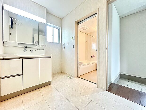 【【2号棟：洗面室】】約3帖の洗面室はバスタオルを干すタオルスタンドを置けるゆとりがあります！土間収納を通って玄関から直接アクセスできる洗面室は、部活帰りのお子様がリビング等を通らない動線を確保！