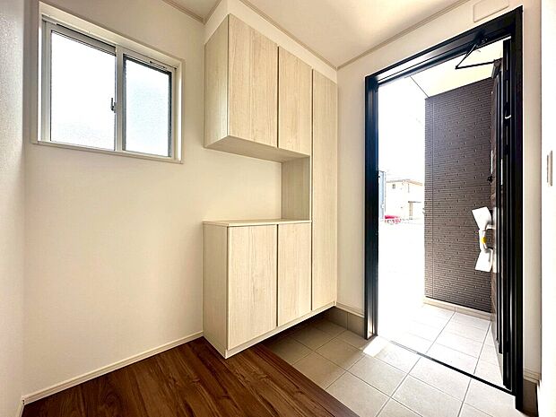 【【1号棟：玄関】】備え付けのシューズボックスには40足もの靴が収納可能となっておりますので、玄関周りをすっきり片づけられます。光を取り込む窓があり、明るく風通しの良いスペースです！