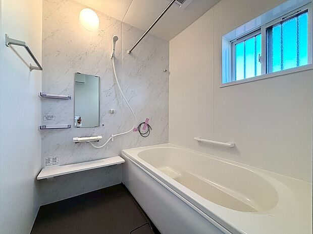 【【B号棟:浴室】】ベンチタイプの浴槽。半身浴やお子様と一緒に入浴できます。小窓付きで自然換気もしやすく、湿気対策もできます。