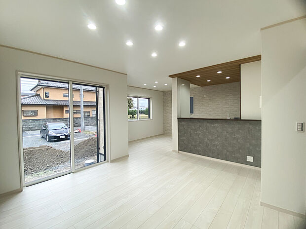 【【2号棟：LDK】】リビング　ご家族で過ごす時間が一番長いLDKは17.4帖の広さ！ソファーやダイニングテーブルをを置いてもゆとりがあります。