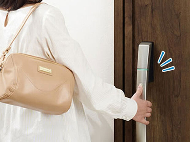 【【設備画像:スマートコントロールキー(YKK AP)】】付属のリモコンキーは、カバンに入れた状態でワンタッチ開錠出来る優れもの。また非常用カギが内蔵されているので、停電時も安心してお使いいただけます。