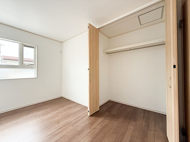 【【2階洋室】】2階洋室はすべてクローゼット付き。整理整頓しやすい快適空間です。