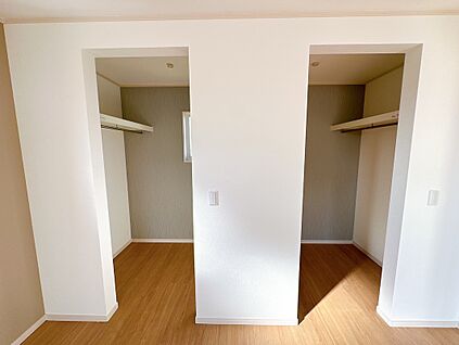 【1号棟:主寝室ウォークインクローゼット】