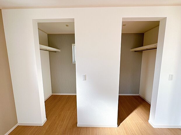 【【１号棟：主寝室ウォークインクローゼット】】入口を完全に分けることで、干渉せずに使用・収納できるウォークインクローゼットです。アクセントクロスも落ち着いた色合いで、気持ちが和らぐ空間になりました。（2025年10月2日撮影）