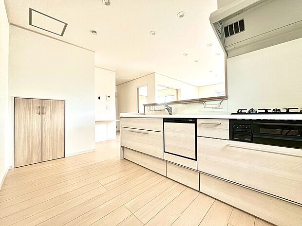 【【6号棟：キッチン】】食器洗い乾燥機完備のキッチン！広々したワークトップ正面には電源があるので、お子様と一緒にお菓子作りをするのにも便利です♪