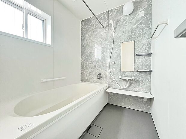 【【6号棟：浴室】】浴室には浴室暖房乾燥機があります！雨の日や花粉の時期のお洗濯物もしっかり乾かせて安心です◎また、入浴前にあらかじめ浴室を温めておくことができるので、冬場のご入浴もぽかぽか♪