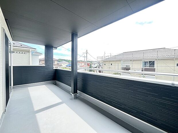 【【6号棟：バルコニー】】インナーバルコニーになっているので、急な雨でも急いで帰宅せずに済み安心です◎共働きのご家庭にもおすすめです！